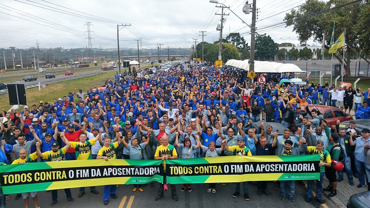 Milhares de trabalhadores do Paraná protestaram nesta quarta  (15) em defesa da aposentadoria
