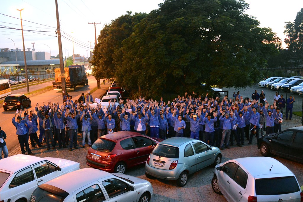Metalúrgicos da Aethra (Rui Barbosa) protestam contra demissões arbitrárias