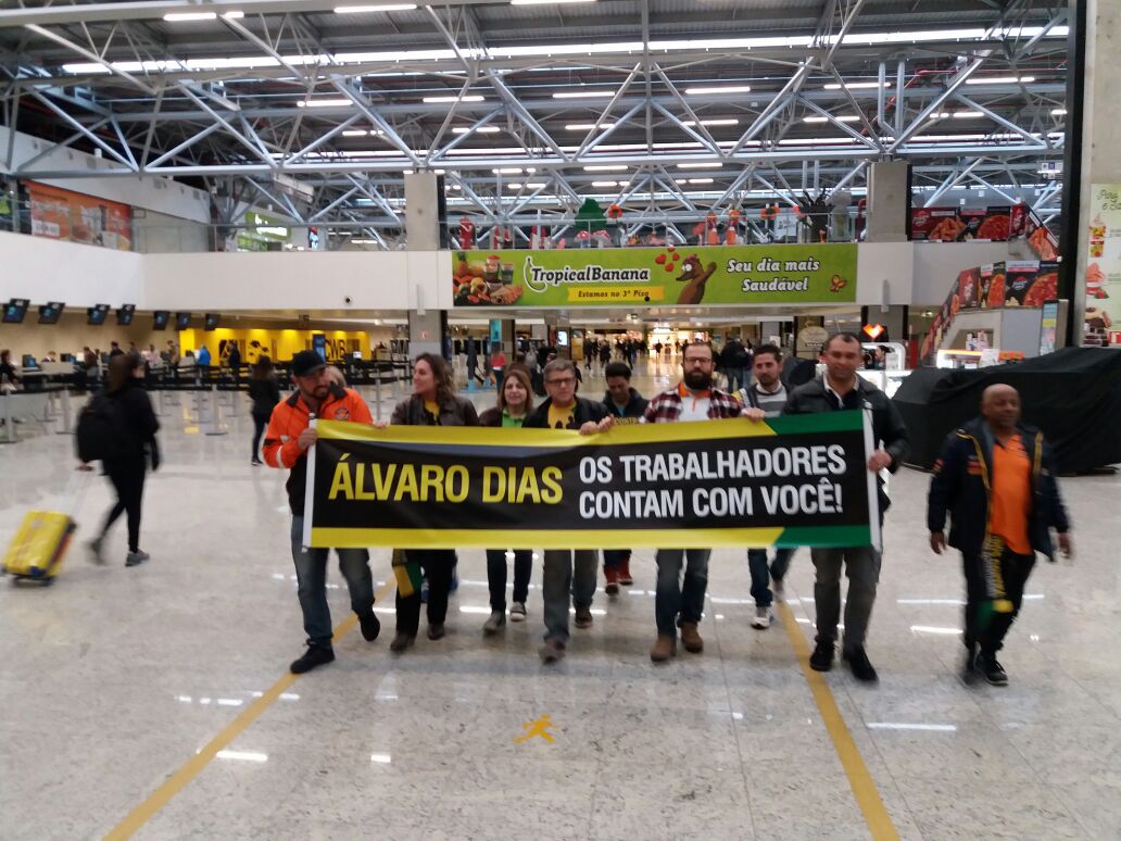 Centrais Sindicais cobram senador Álvaro Dias no aeroporto internacional Afonso Pena