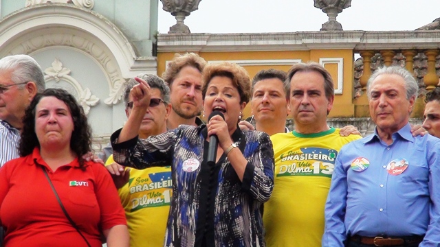Dilma reúne milhares de pessoas em Curitiba