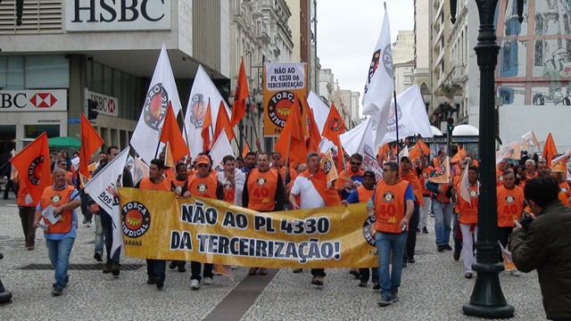 Mais de mil pessoas participam de manifestação da Força PR e outras centrais contra projeto que amplia terceirizações