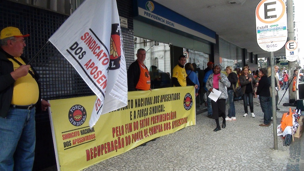 Aposentados protestam contra o fator previdenciário e entregam pauta à gerente executiva do INSS em Curitiba