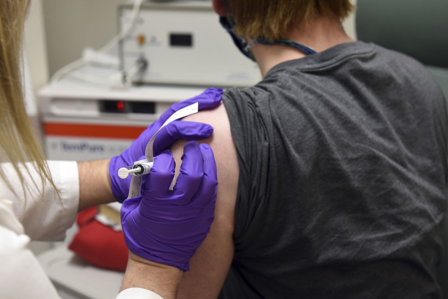 Reino Unido aprova vacina da Pfizer e prevê começar a aplicar doses na semana que vem