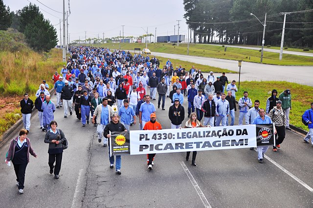 Após protestos, Eduardo Cunha recua e adia votação do PL 4330