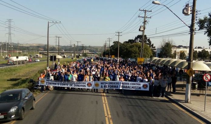 Cerca de 20 mil metalúrgicos da Grande Curitiba protestam contra o corte de direitos na manhã desta quinta-feira