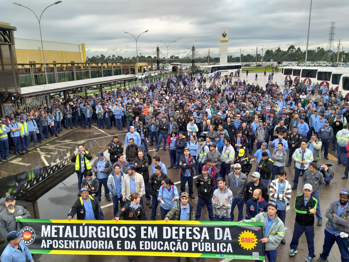 Sob chuva, metalúrgicos da Força Sindical em Curitiba reafirmam apoio aos professores e estudantes em assembleias