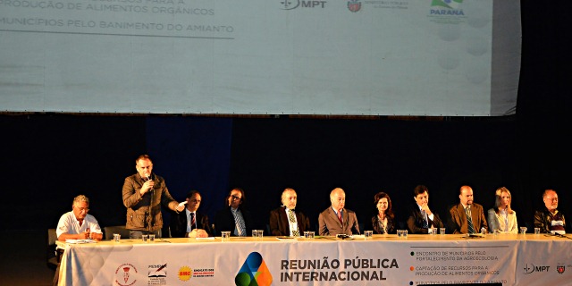 Presidente do SMC defende banimento do amianto durante encontro internacional em Curitiba