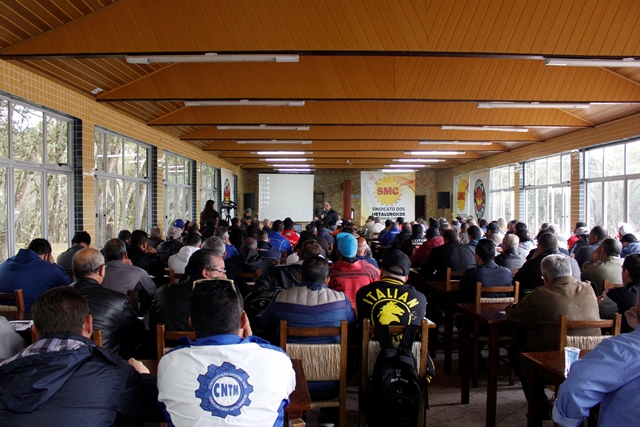 Em reunião geral, metalúrgicos de Curitiba discutem ponto a ponto a Reforma Trabalhista