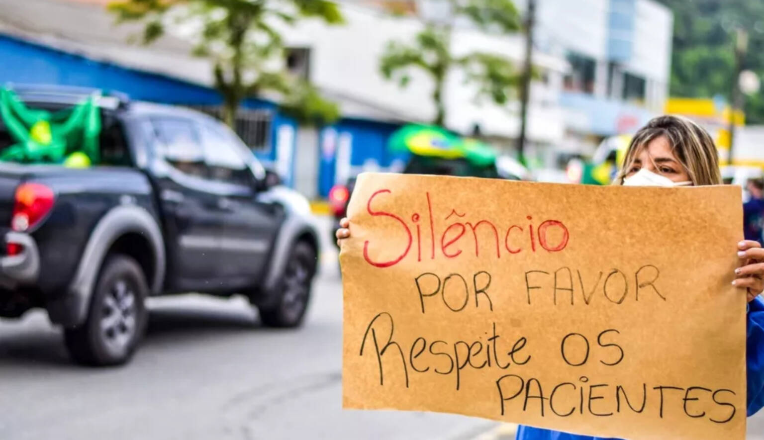 Médicos reagem a buzinaço bolsonarista em frente a hospital público no Paraná: “Respeite os pacientes”