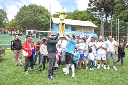 É campeão! VW Os Amigos vence WHB Brutus e levanta a taça do Campeonato Metalúrgico de Futebol