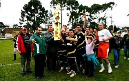 É campeão! Time da Nilko vence WHB Brutus e levanta a taça do Campeonato Metalúrgico de Futebol