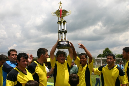 Os Amigos conquistam o bi-campeonato da regional São José dos Pinhais