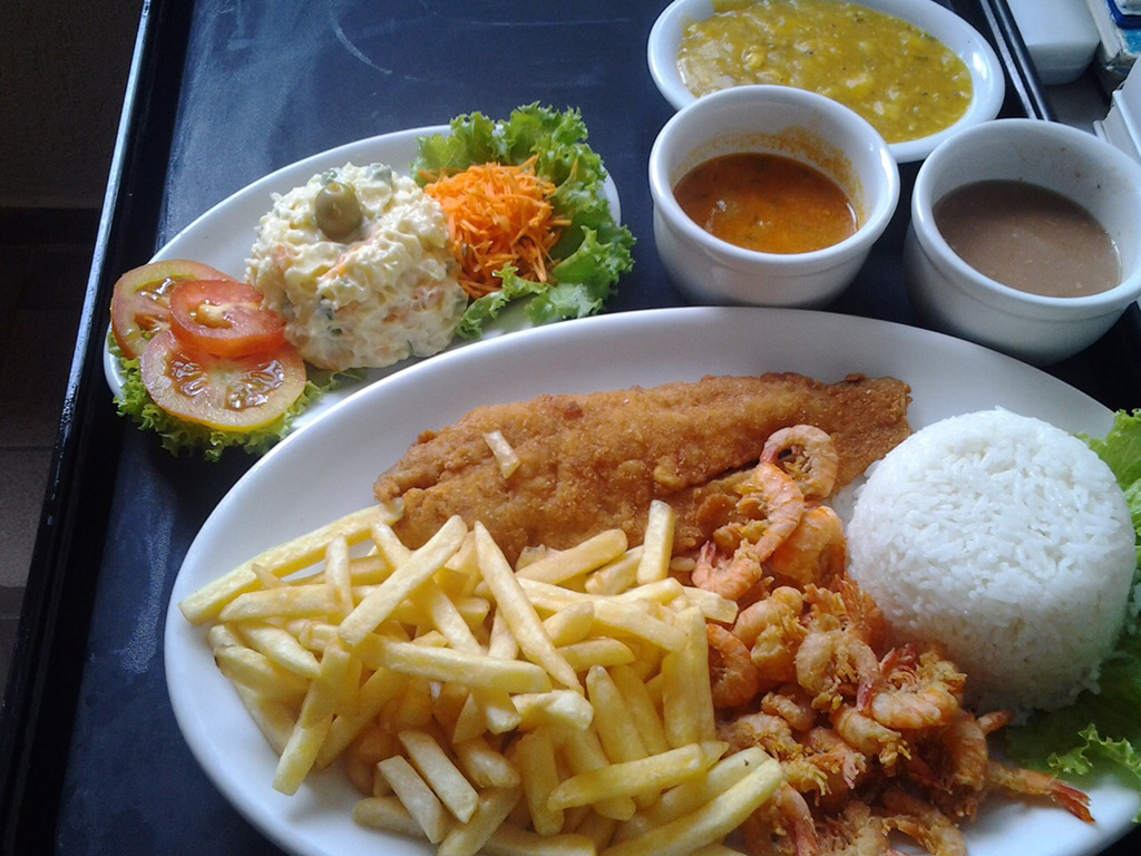 Por R$ 38,00, “PRATO FIDELIDADE SIMEC” vem com salada de alface, tomate, cenoura, maionese, além de arroz, feijão, pirão de peixe, batatas fritas, camarão crocante e camarão ao molho, com peixinho à milanesa ou grelhado.