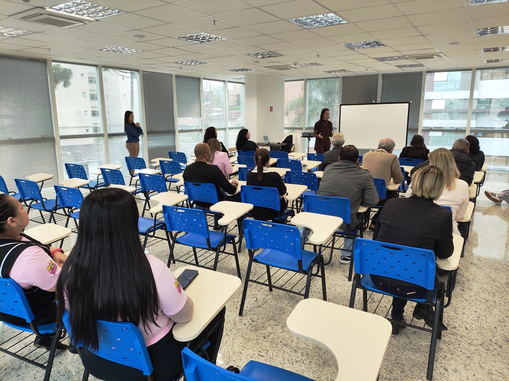 Conselho da Mulher da Força-PR realiza palestra alusiva ao Outubro Rosa 