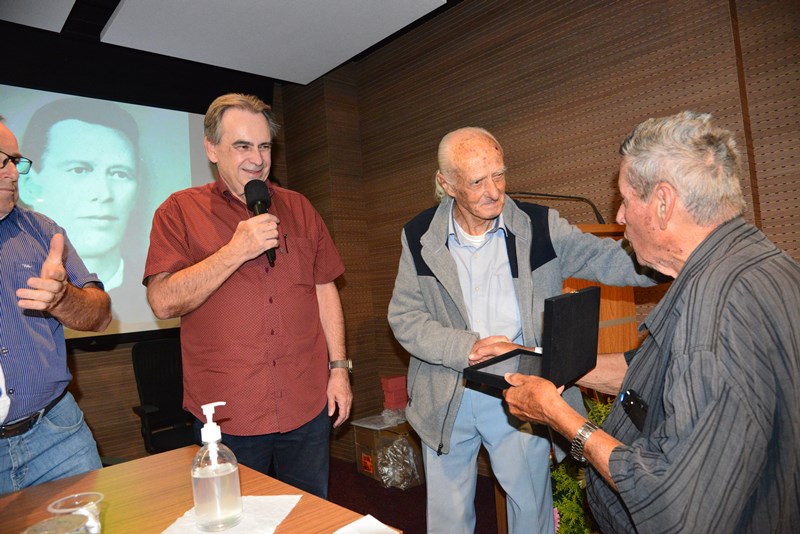 Waldemar Reikdal Filho recebe a homenagem pelas mãos do diretor do SMC, Roberto Eduardo Eltermann