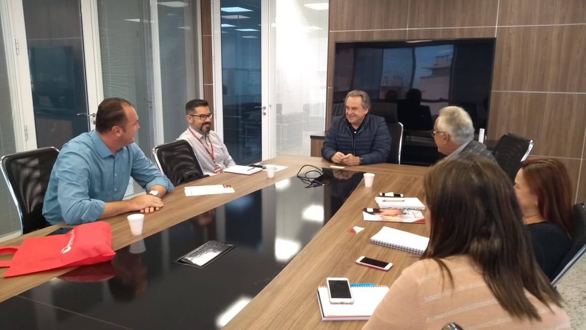 Sérgio Butka, equipe SMC e Adriano dos Anjos Bueno (supervisor DentalUni) e Jeferson Squioquet (Gerente Administrativo Financeiro DentalUni) acertam os últimos detalhes do convênio fechado  