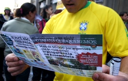 Força PR distribui jornal de campanha por transparência na Alep durante jogo do Brasil