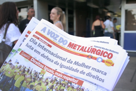 Departamento da Mulher do SMC entrega edição especial do A Voz do Metalúrgico