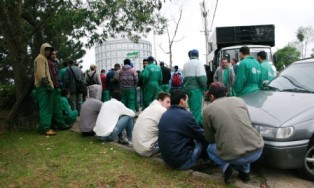 Metalúrgicos da Brasilsat voltam a protestar contra más condições de trabalho