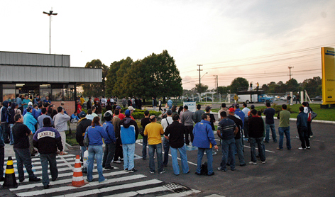 Trabalhadores da New Holland avaliam negociações amanhã