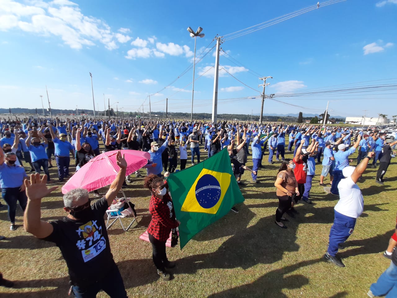 METALÚRGICOS E RENAULT FECHAM PROPOSTA QUE REVERTE DEMISSÕES E  ESTABELECE ACORDO DE MANUTENÇÃO DE EMPREGO. TRABALHADORES VOTAM ENTRE HOJE E AMANHÃ