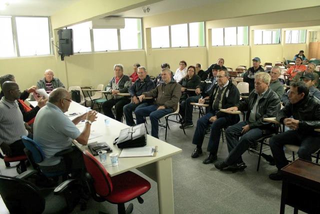 Perspectivas de futuro debatidas por aposentados no SMC