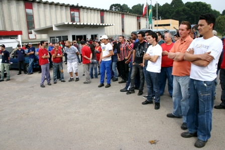 Metalúrgicos do 2º turno da Maflow paralisam atividades