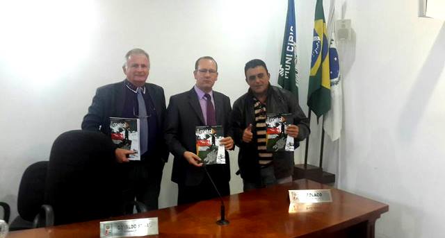 Diretor do SMC divulga Metal Revista na Câmara Municipal de Almirante Tamandaré