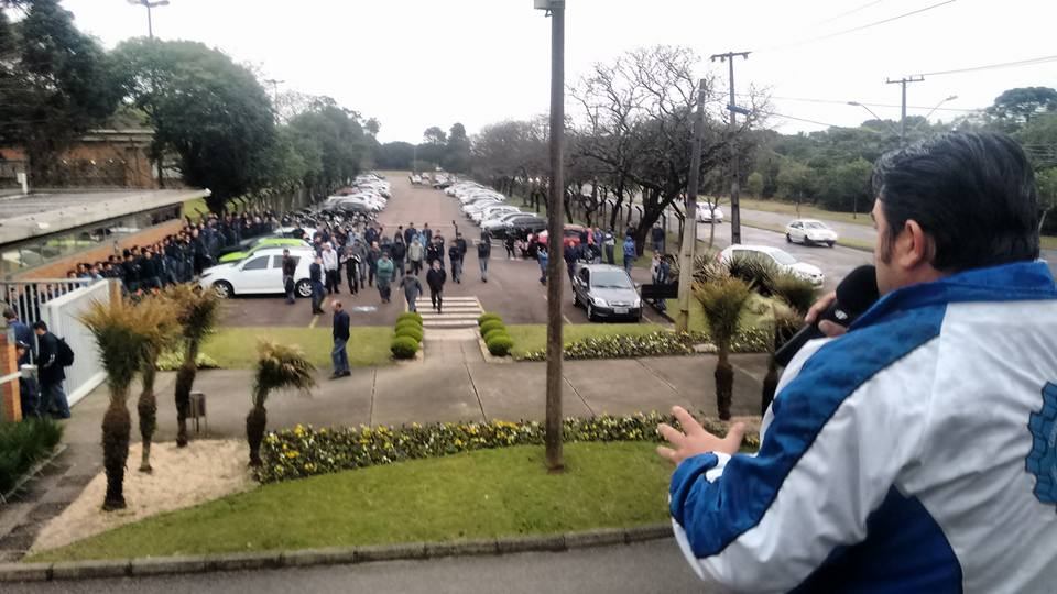 Debaixo de chuva, metalúrgicos da Trutzschler garantem PLR 2017