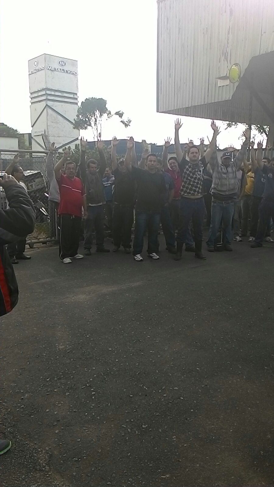 Com salários atrasados, trabalhadores da MetalTypo entram no 8° dia de greve