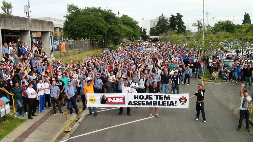 Trabalhadores da Volvo paralisam as atividades em protesto contra demissões