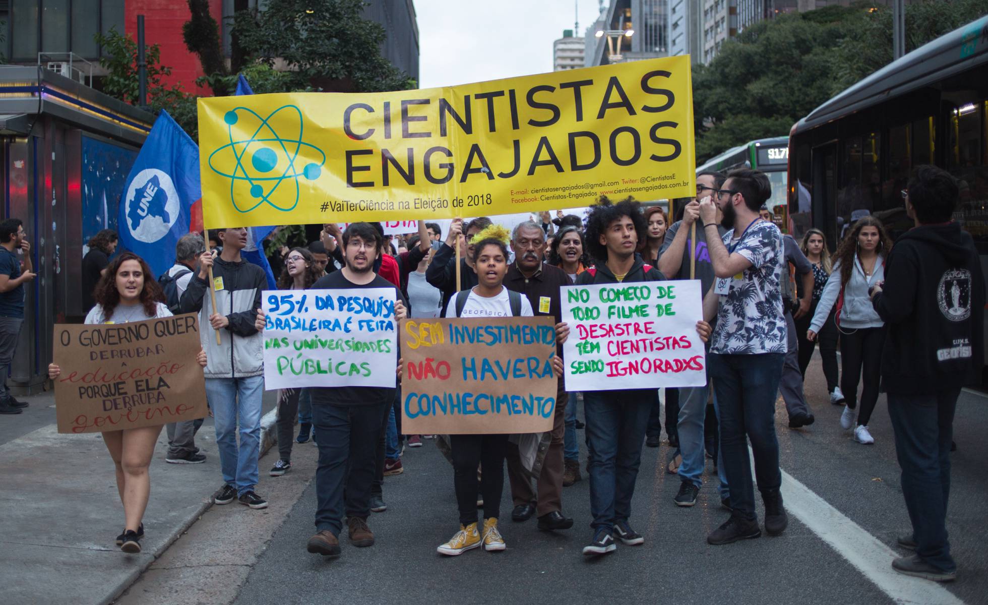 Mobilização por educação confronta bolsonaristas nas redes e testa força nas ruas