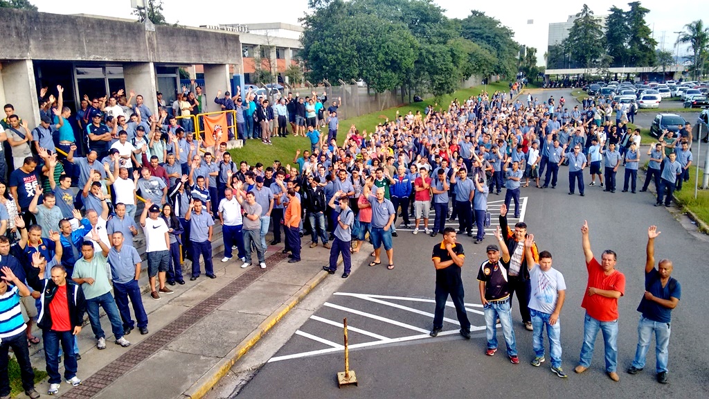 Manutenção dos empregos: Metalúrgicos do 1º turno da Volvo aprovam acordo de férias coletivas