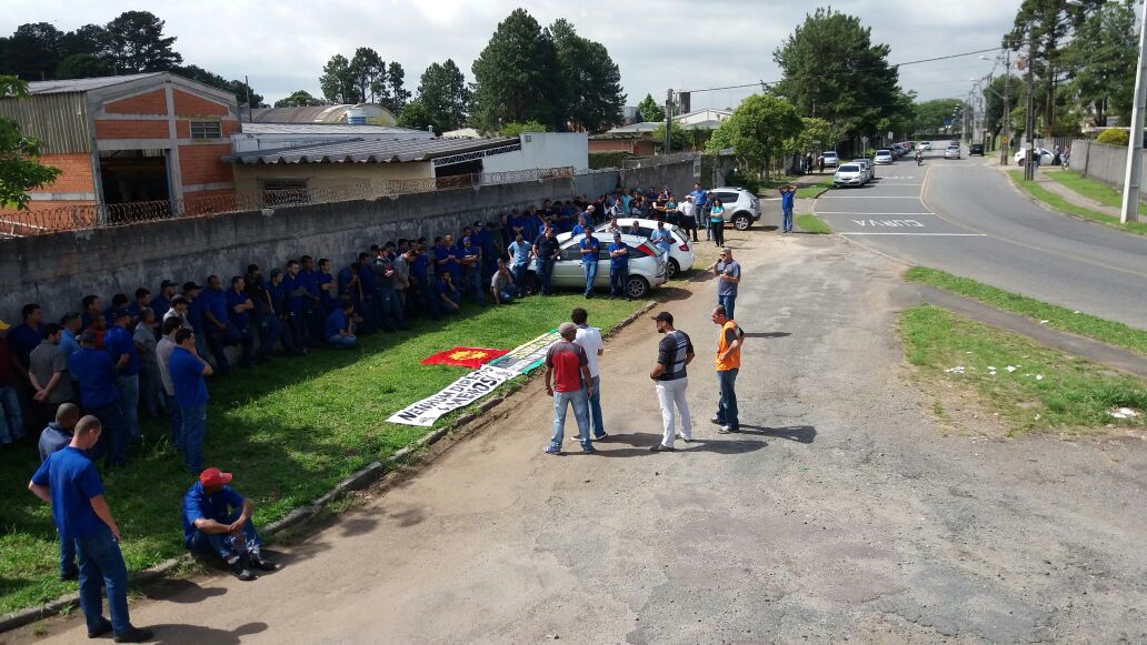 Maringá Soldas: Empresa tenta impor a mesma proposta salarial e metalúrgicos continuam protesto