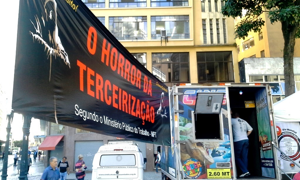 Com “caminhão horror da terceirização”, Força-PR conscientiza sobre Dia Mundial em Memória das Vítimas de Acidentes de Trabalho