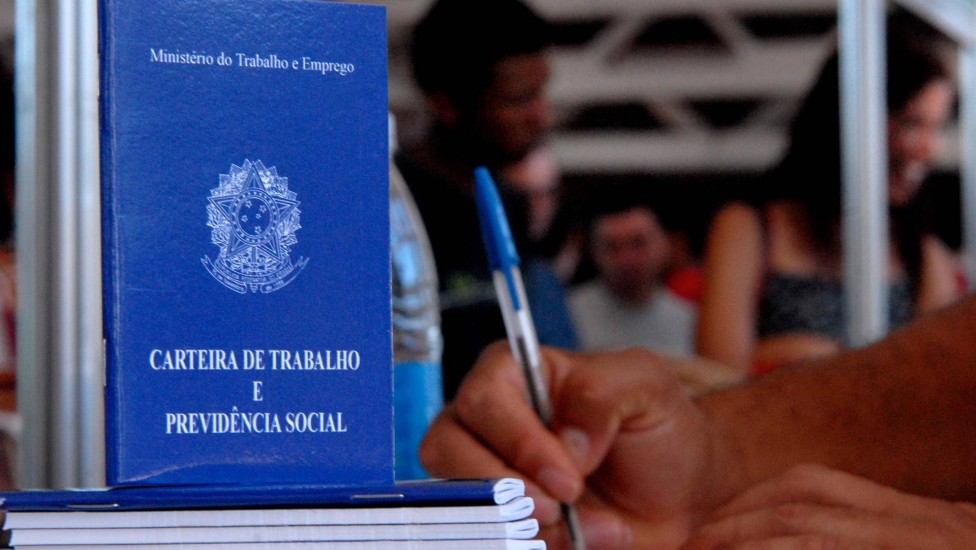 Taxa de desemprego cai no segundo trimestre, diz IBGE