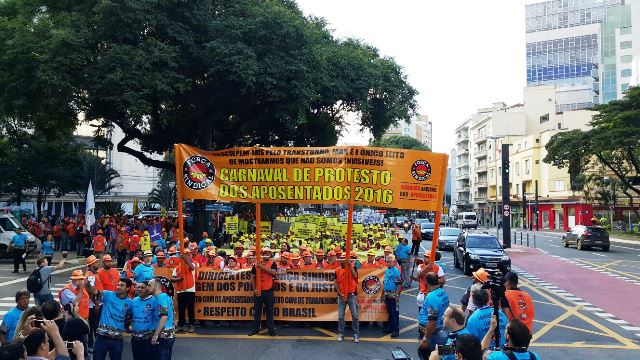 Aposentados denunciam descaso em Carnaval de protesto em São Paulo