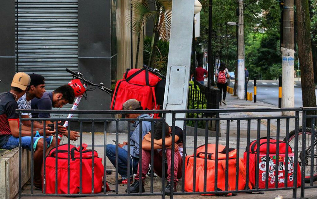 Entregadores de aplicativos ganham menos e pagam EPIs do próprio bolso