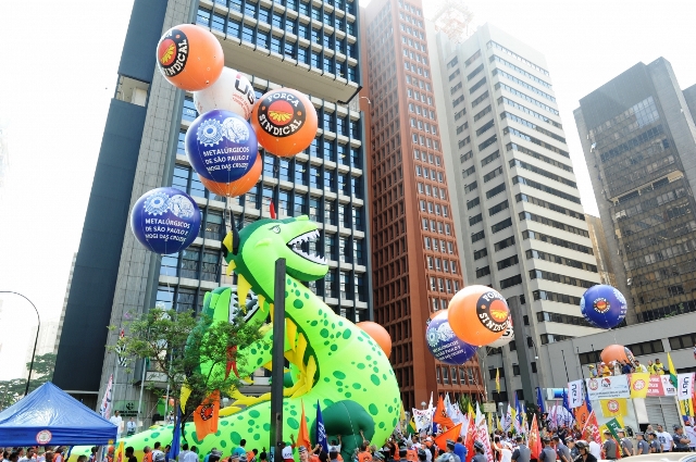 Força Sindical leva dragão gigante à Paulista para protestar contra juros