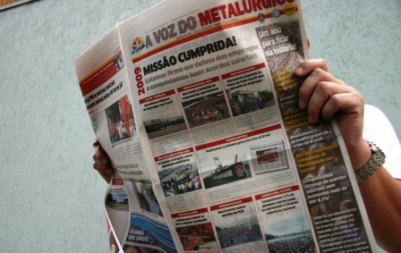 Edição de dezembro do jornal A Voz do Metalúrgico disponível na Sede Central do SMC