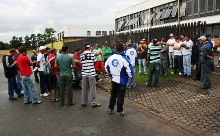 Metalúrgicos da Piergo param em protesto por 2 horas
