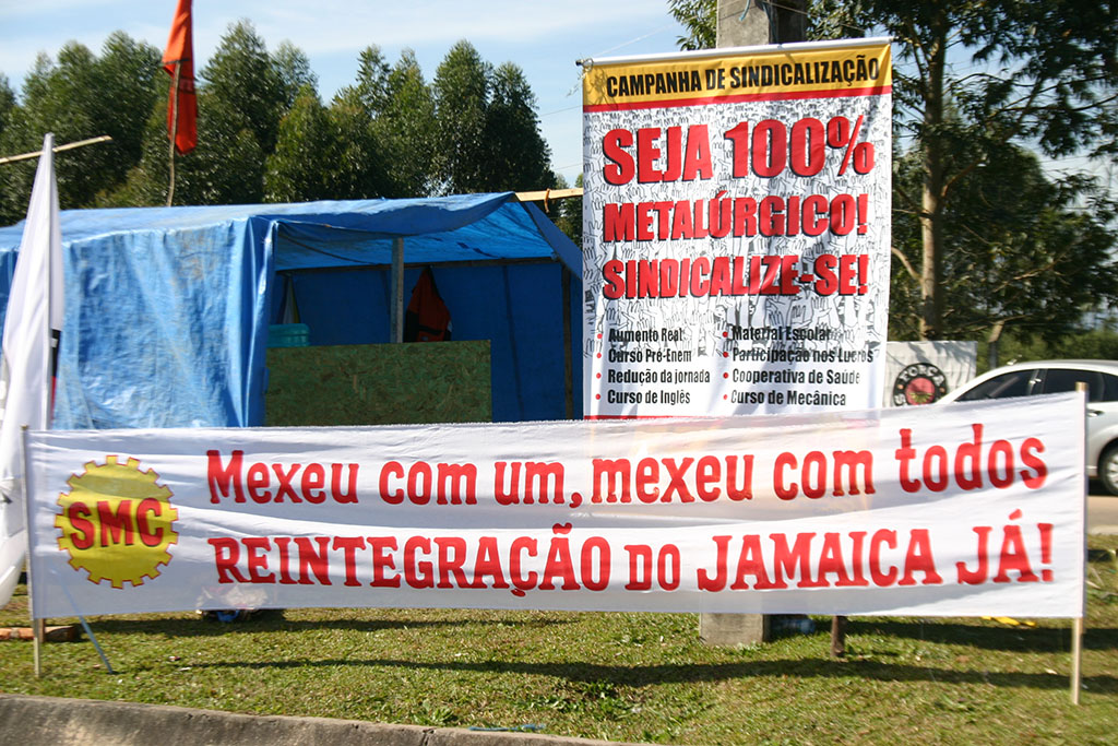 Protesto contra perseguição à organização sindical já dura mais de um mês na Renault