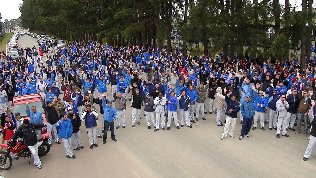 Metalúrgicos da Volkswagen do Paraná  votam nesta segunda (17) proposta de layoff