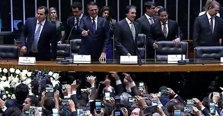 Analistas veem base de Bolsonaro com 242 deputados (13% a menos do que precisa para a Previdência