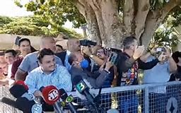 Jornalistas deixam entrevista após Bolsonaro estimular apoiadores a hostilizarem repórteres