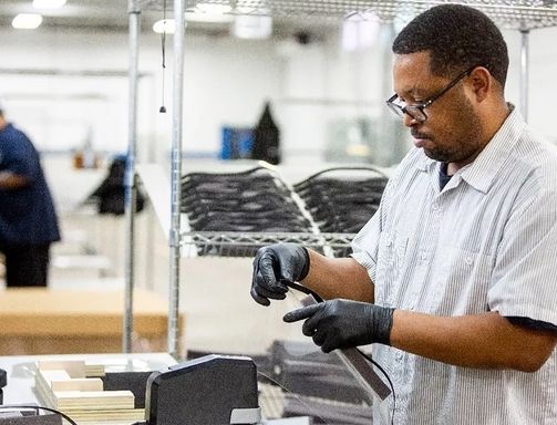 Montadoras e empresas químicas e têxteis produzem insumos hospitalares