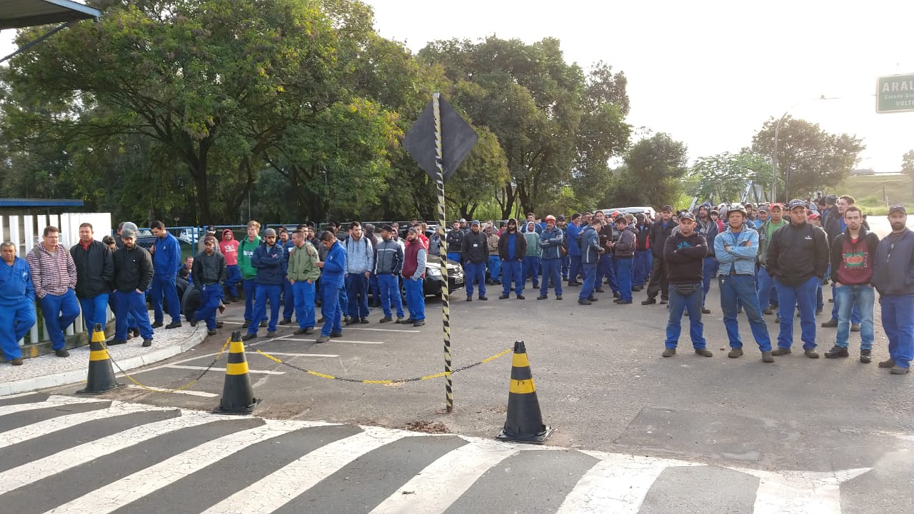 PLR: Sem retorno da empresa, metalúrgicos da Brafer continuam com protesto em porta de fábrica