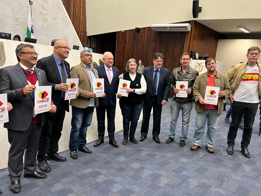 CENTRAIS SINDICAIS DO PARANÁ ENTREGAM À  DEPUTADOS A AGENDA DA CLASSE TRABALHADORA