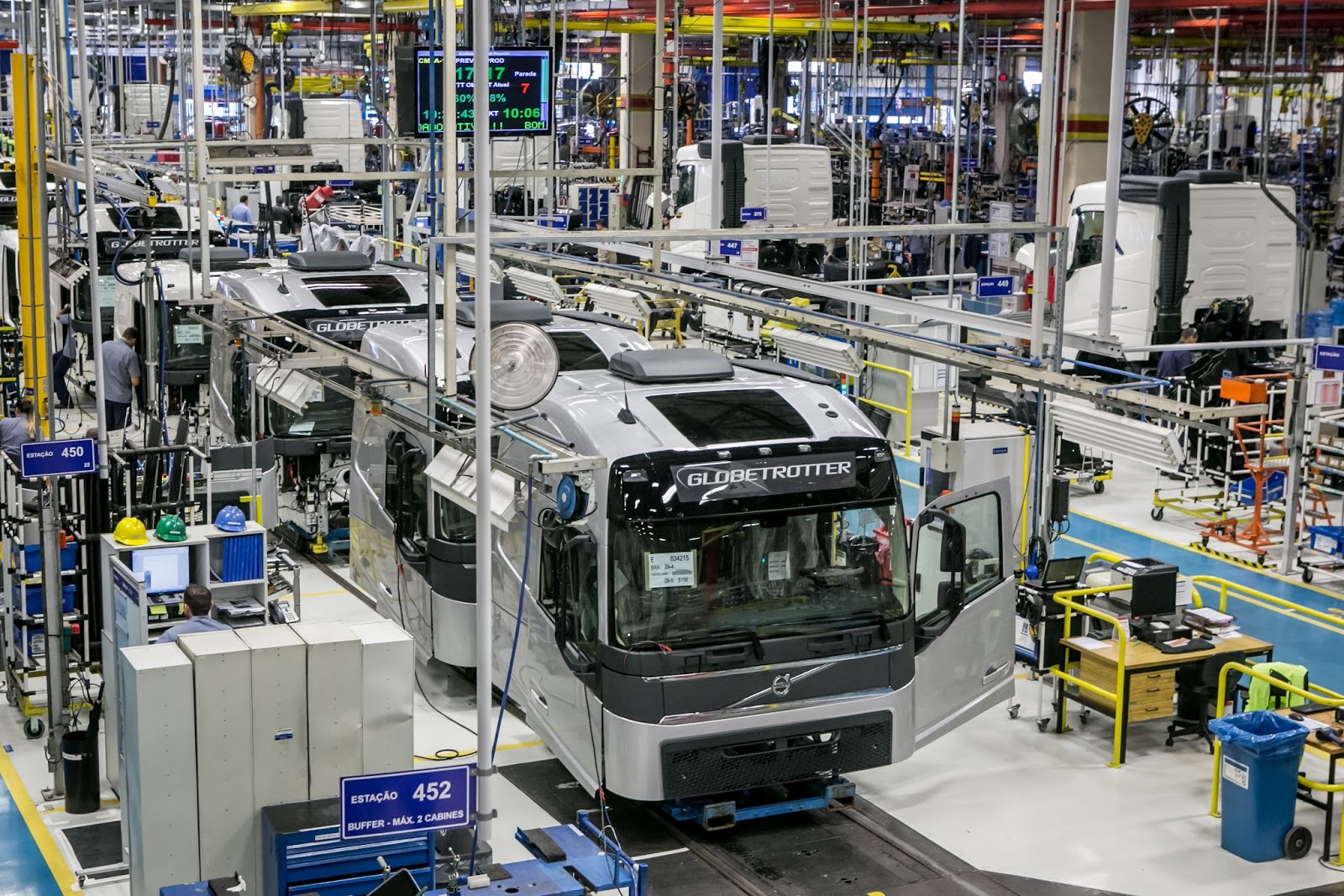 Vendas de caminhões e ônibus saltam 43%