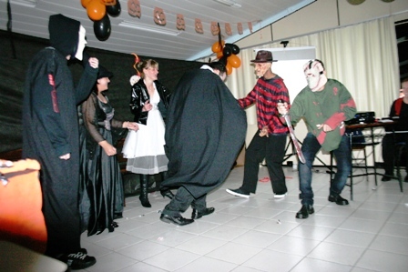 Alunos do curso de inglês do SMC fazem teatro sobre Halloween